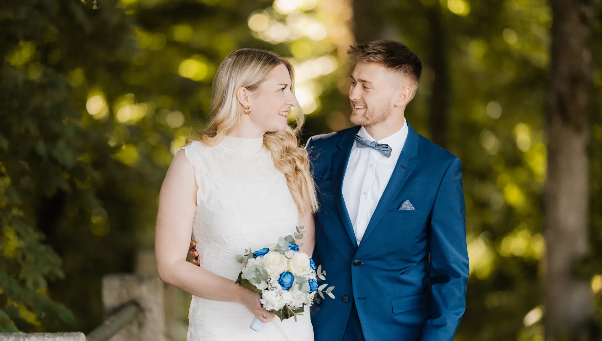 Brautpaar beim Sonnenuntergang – romantisches Hochzeitsfoto Passau