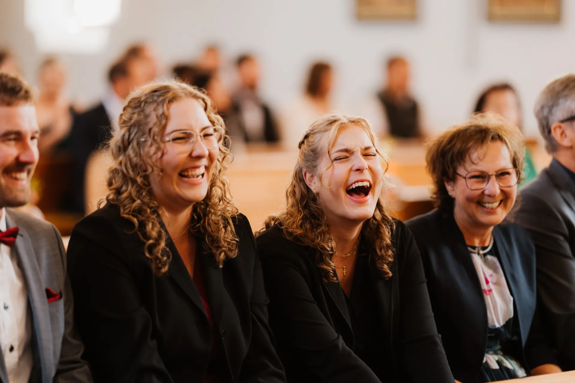 Ehrliches Lachen der Hochzeitsgäste – natürliche Candid-Fotografie Bayerischer Wald