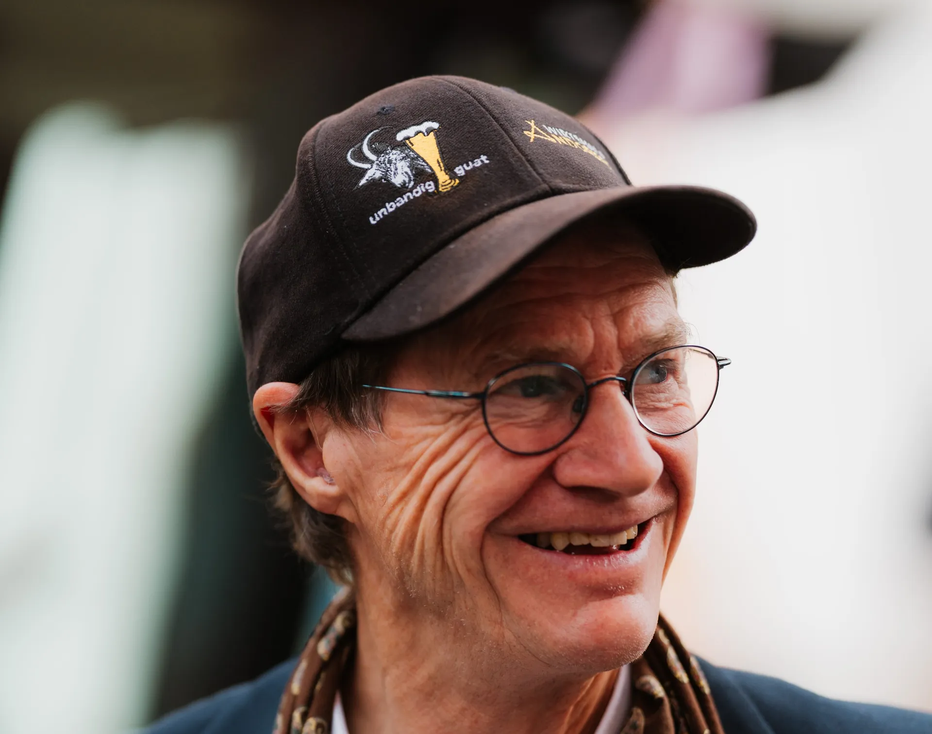 Herzliche Umarmung nach der Trauung – Candid Hochzeitsfotografie Deggendorf