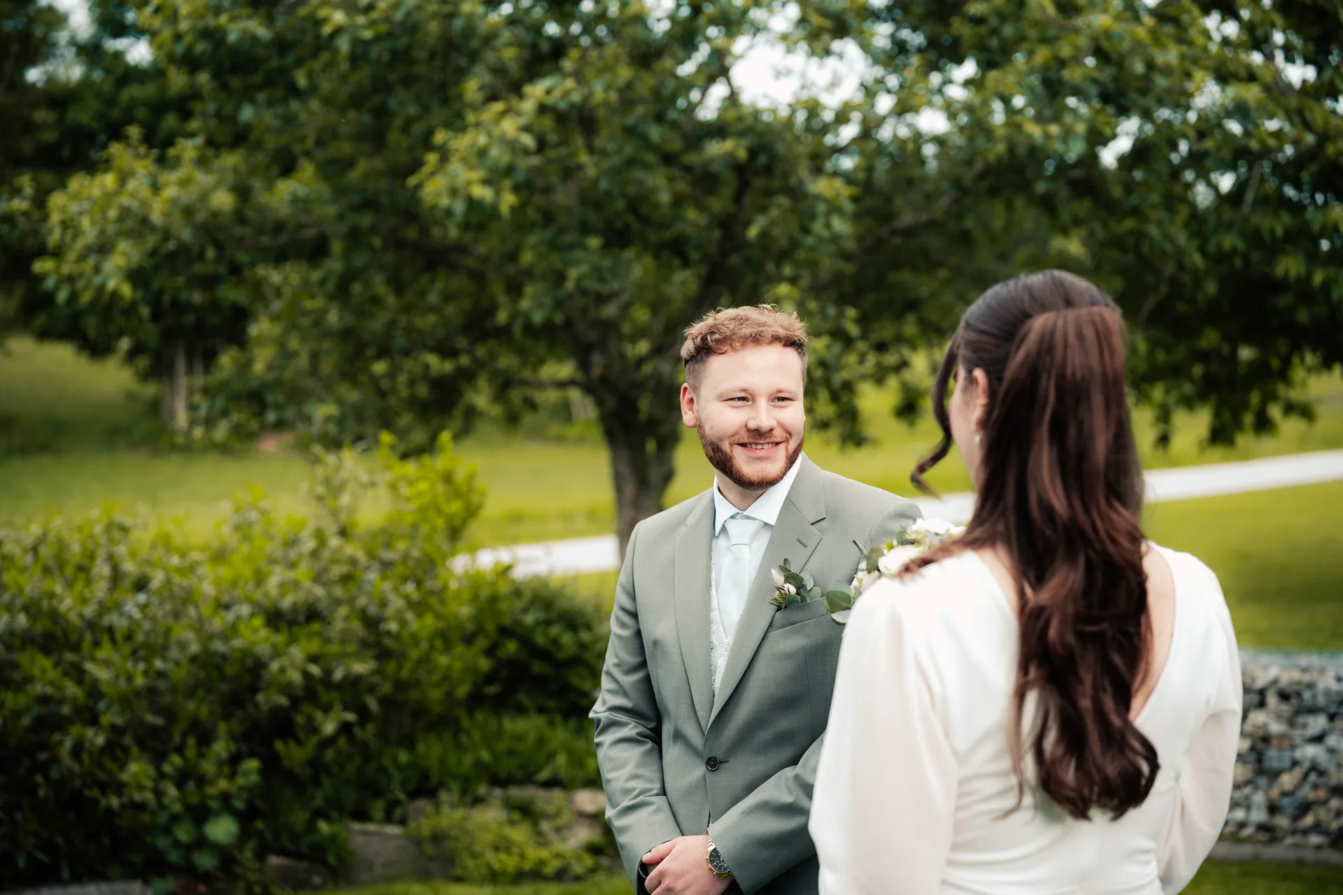 Wedding of Anna & Johannes at Heimatmuseum Schramlhaus & Hoamat Wirtshaus – wedding photography by Vincent Würzinger, image 2 of 24
