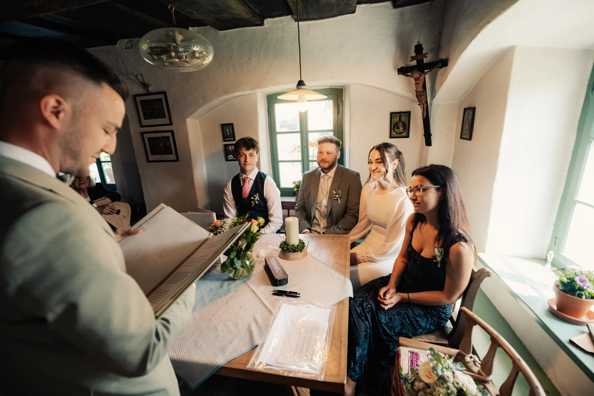 Wedding of Anna & Johannes at Heimatmuseum Schramlhaus & Hoamat Wirtshaus – wedding photography by Vincent Würzinger, image 12 of 24