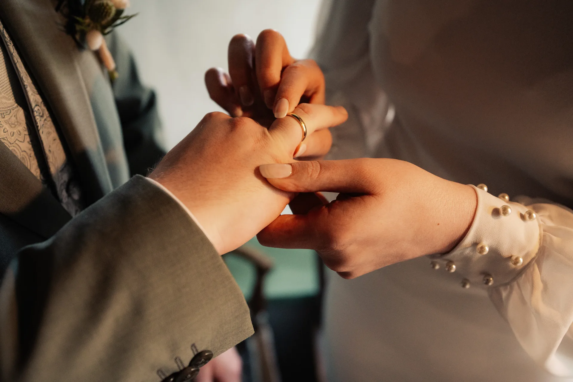 Wedding of Anna & Johannes at Heimatmuseum Schramlhaus & Hoamat Wirtshaus – wedding photography by Vincent Würzinger, image 15 of 24