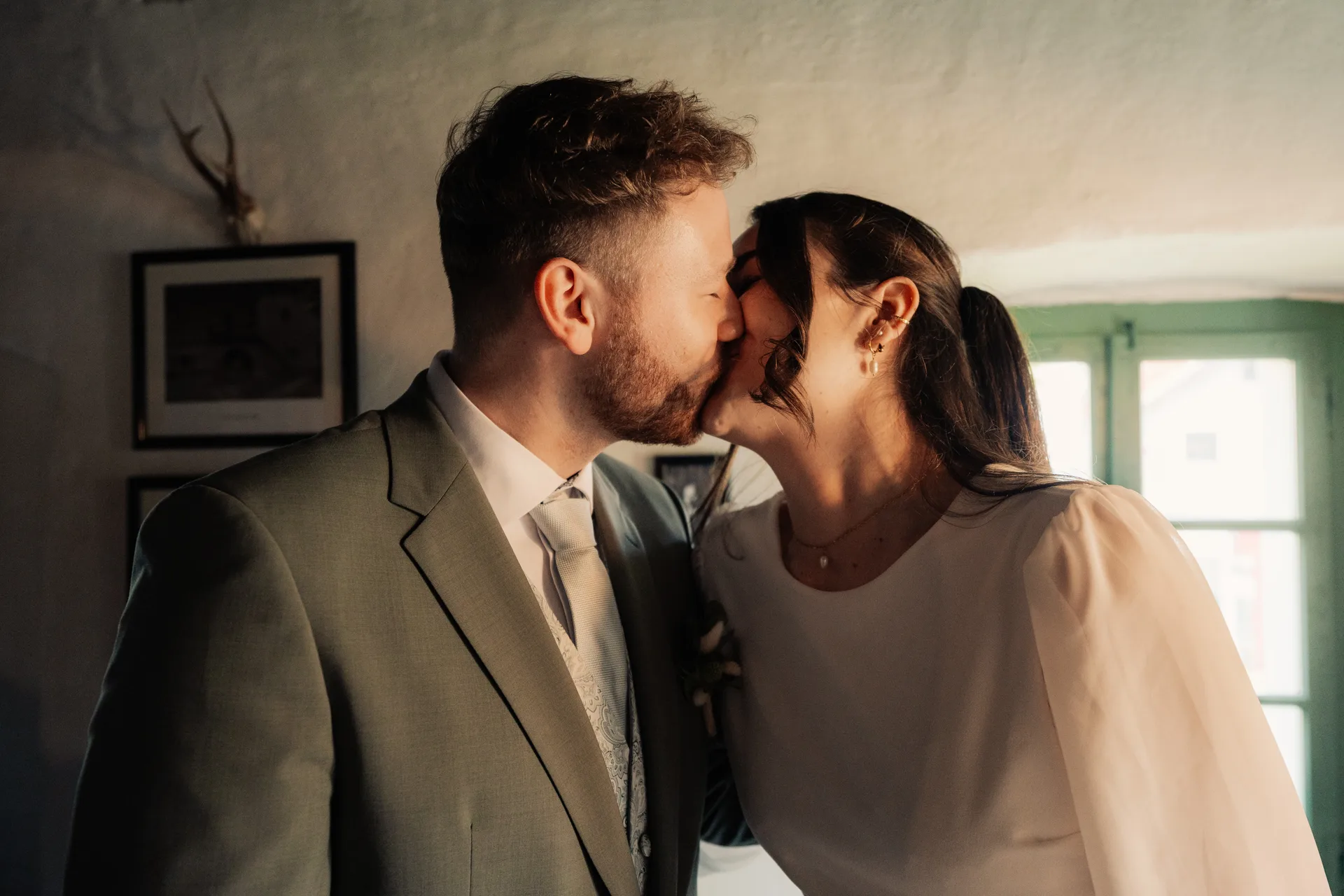 Wedding of Anna & Johannes at Heimatmuseum Schramlhaus & Hoamat Wirtshaus – wedding photography by Vincent Würzinger, image 16 of 24