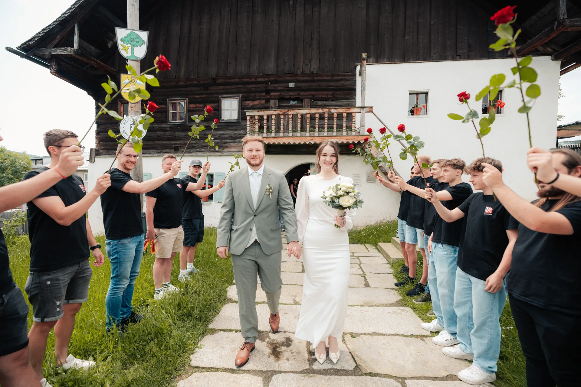 Wedding of Anna & Johannes at Heimatmuseum Schramlhaus & Hoamat Wirtshaus – wedding photography by Vincent Würzinger, image 17 of 24
