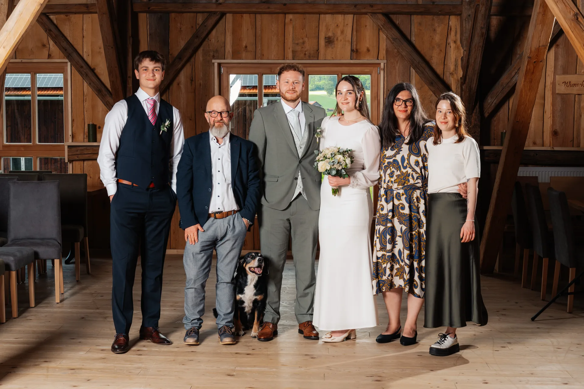 Wedding of Anna & Johannes at Heimatmuseum Schramlhaus & Hoamat Wirtshaus – wedding photography by Vincent Würzinger, image 23 of 24