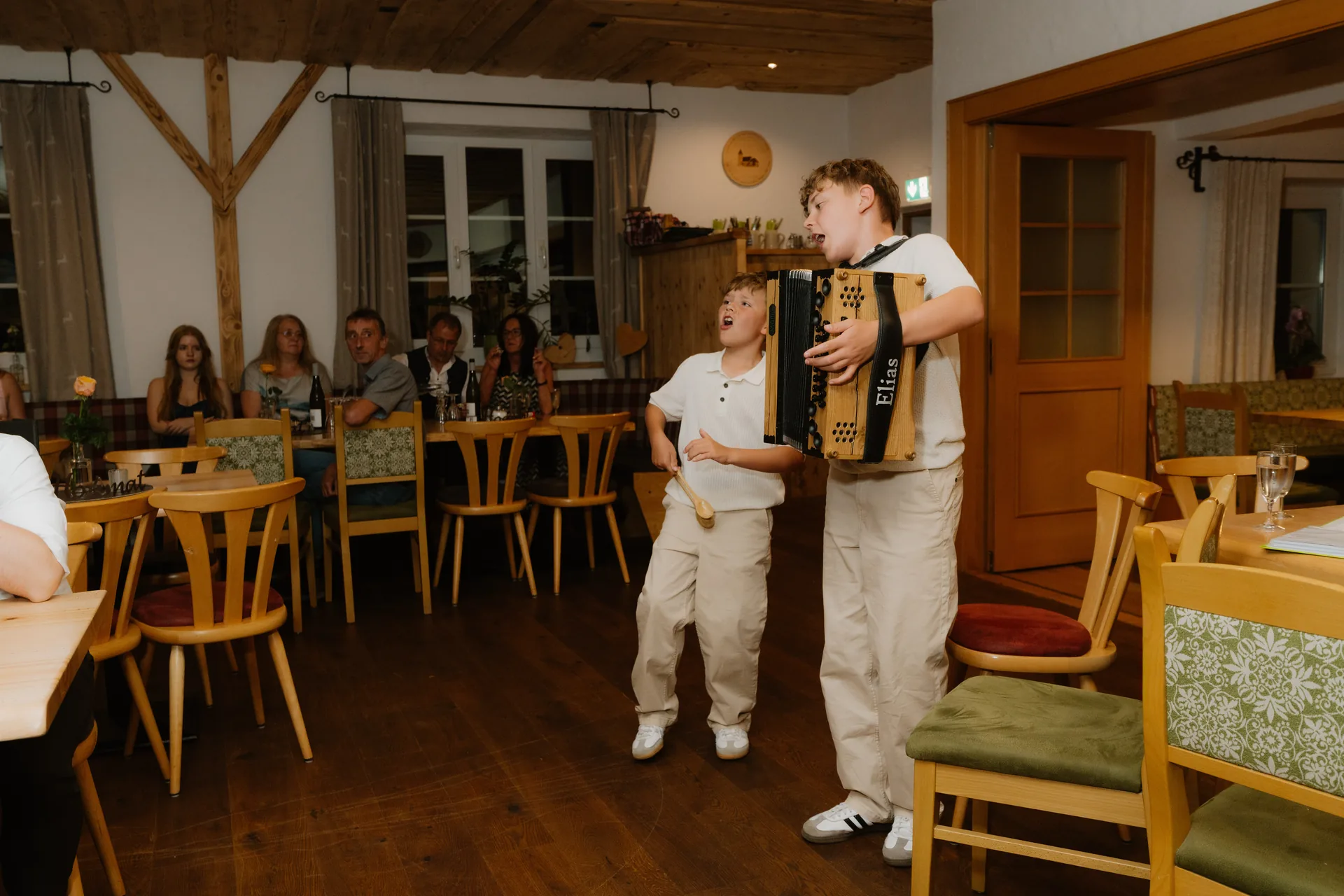Hochzeit Anna & Johannes in Kirche Grainet & Hoamat Wirtshaus – Hochzeitsreportage von Vincent Würzinger, Bild 26 von 30