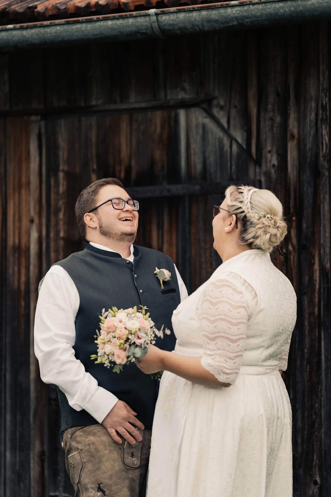 Hochzeit Chiara & Frederik in Bauhütte & Gasthaus Gruber – Hochzeitsreportage von Vincent Würzinger, Bild 3 von 39