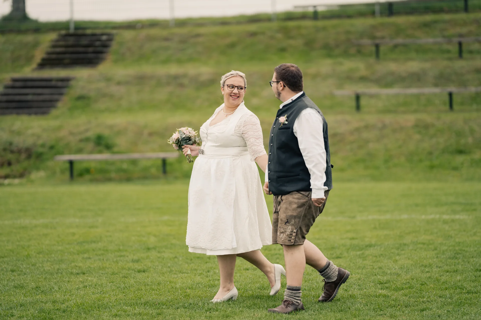 Hochzeit Chiara & Frederik in Bauhütte & Gasthaus Gruber – Hochzeitsreportage von Vincent Würzinger, Bild 10 von 39