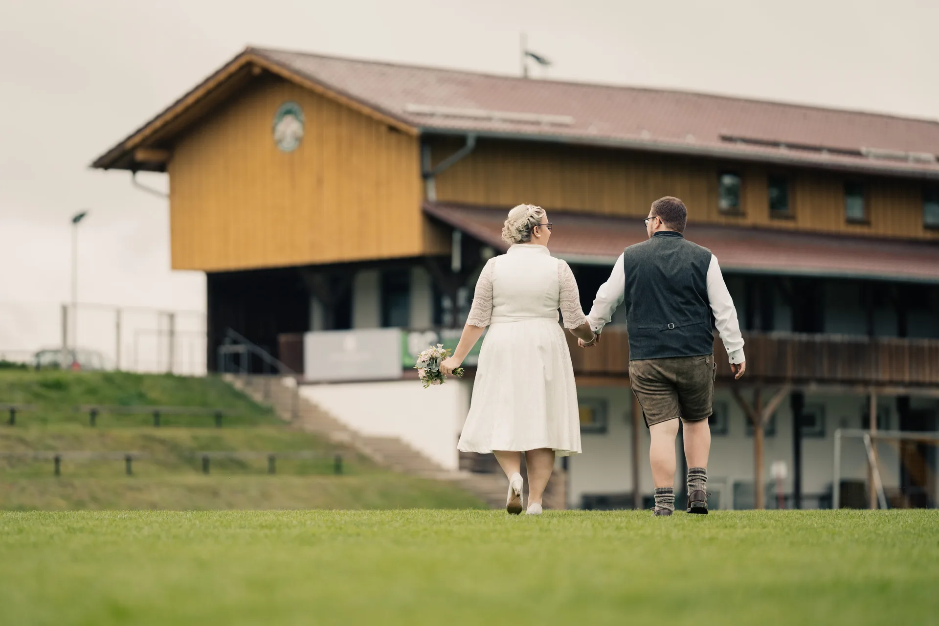 Hochzeit Chiara & Frederik in Bauhütte & Gasthaus Gruber – Hochzeitsreportage von Vincent Würzinger, Bild 11 von 39