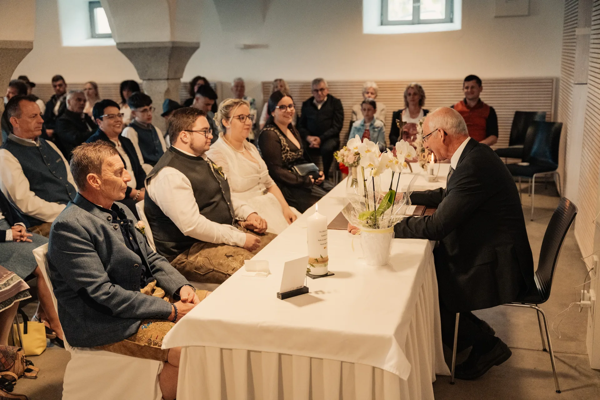 Hochzeit Chiara & Frederik in Bauhütte & Gasthaus Gruber – Hochzeitsreportage von Vincent Würzinger, Bild 17 von 39