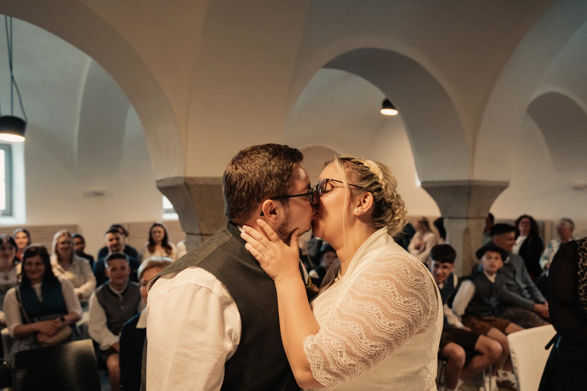 Hochzeit Chiara & Frederik in Bauhütte & Gasthaus Gruber – Hochzeitsreportage von Vincent Würzinger, Bild 22 von 39