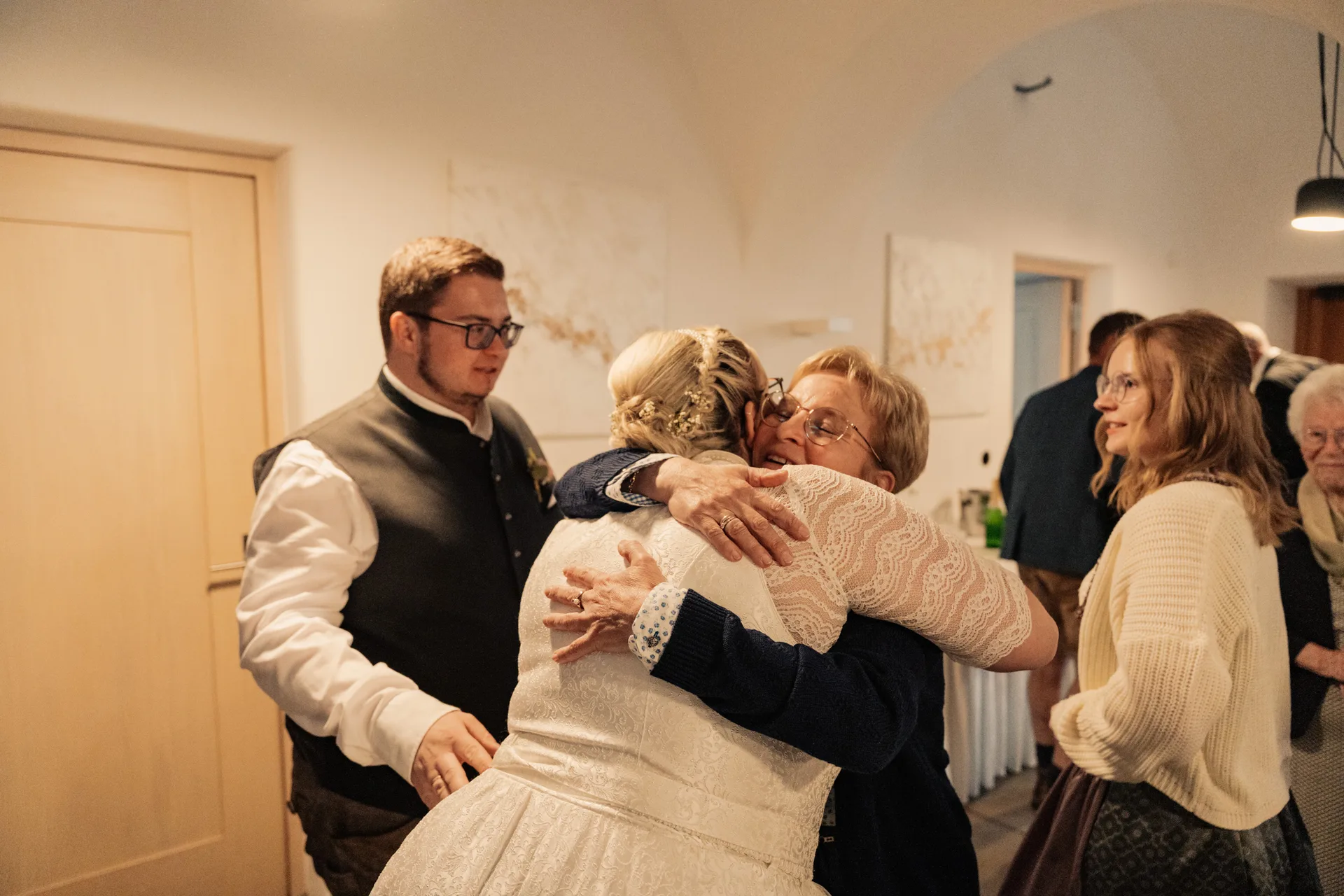 Hochzeit Chiara & Frederik in Bauhütte & Gasthaus Gruber – Hochzeitsreportage von Vincent Würzinger, Bild 23 von 39