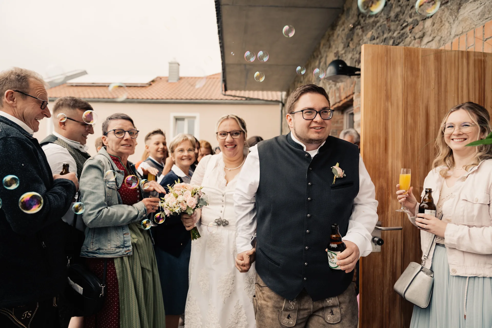 Hochzeit Chiara & Frederik in Bauhütte & Gasthaus Gruber – Hochzeitsreportage von Vincent Würzinger, Bild 24 von 39