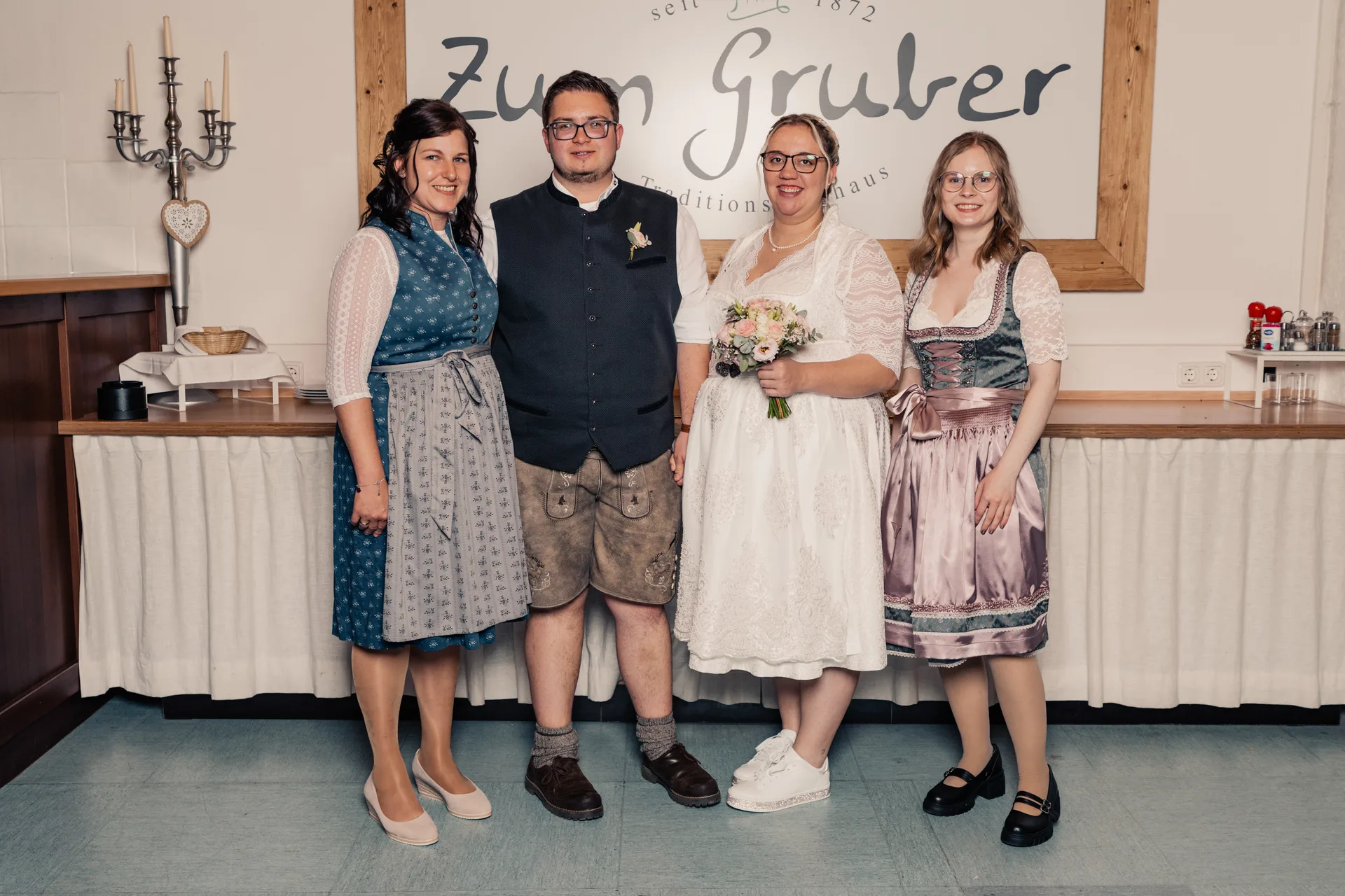 Hochzeit Chiara & Frederik in Bauhütte & Gasthaus Gruber – Hochzeitsreportage von Vincent Würzinger, Bild 35 von 39