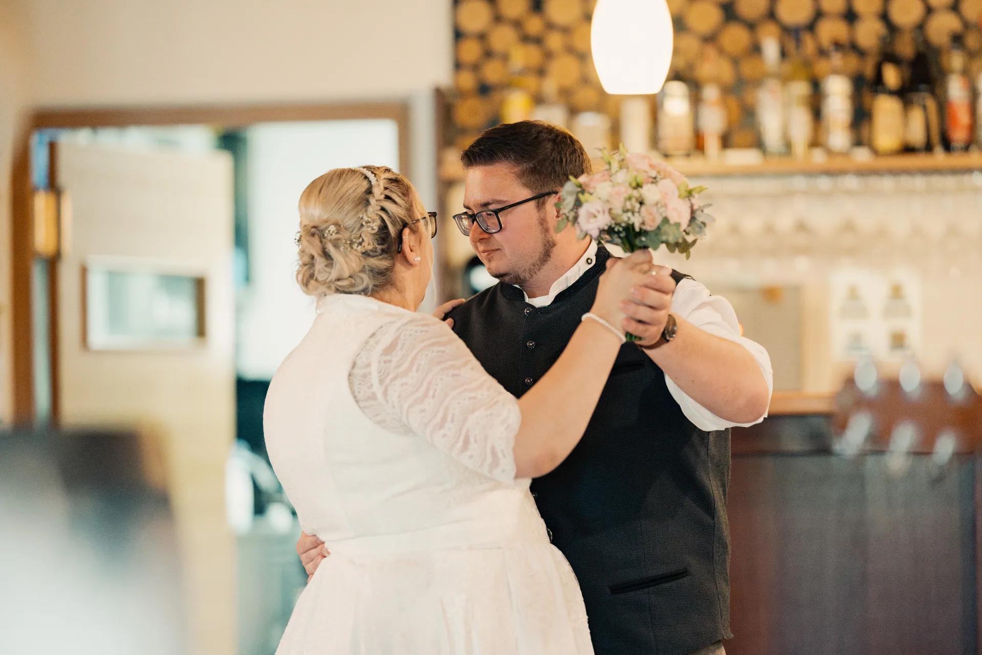 Hochzeit Chiara & Frederik in Bauhütte & Gasthaus Gruber – Hochzeitsreportage von Vincent Würzinger, Bild 36 von 39