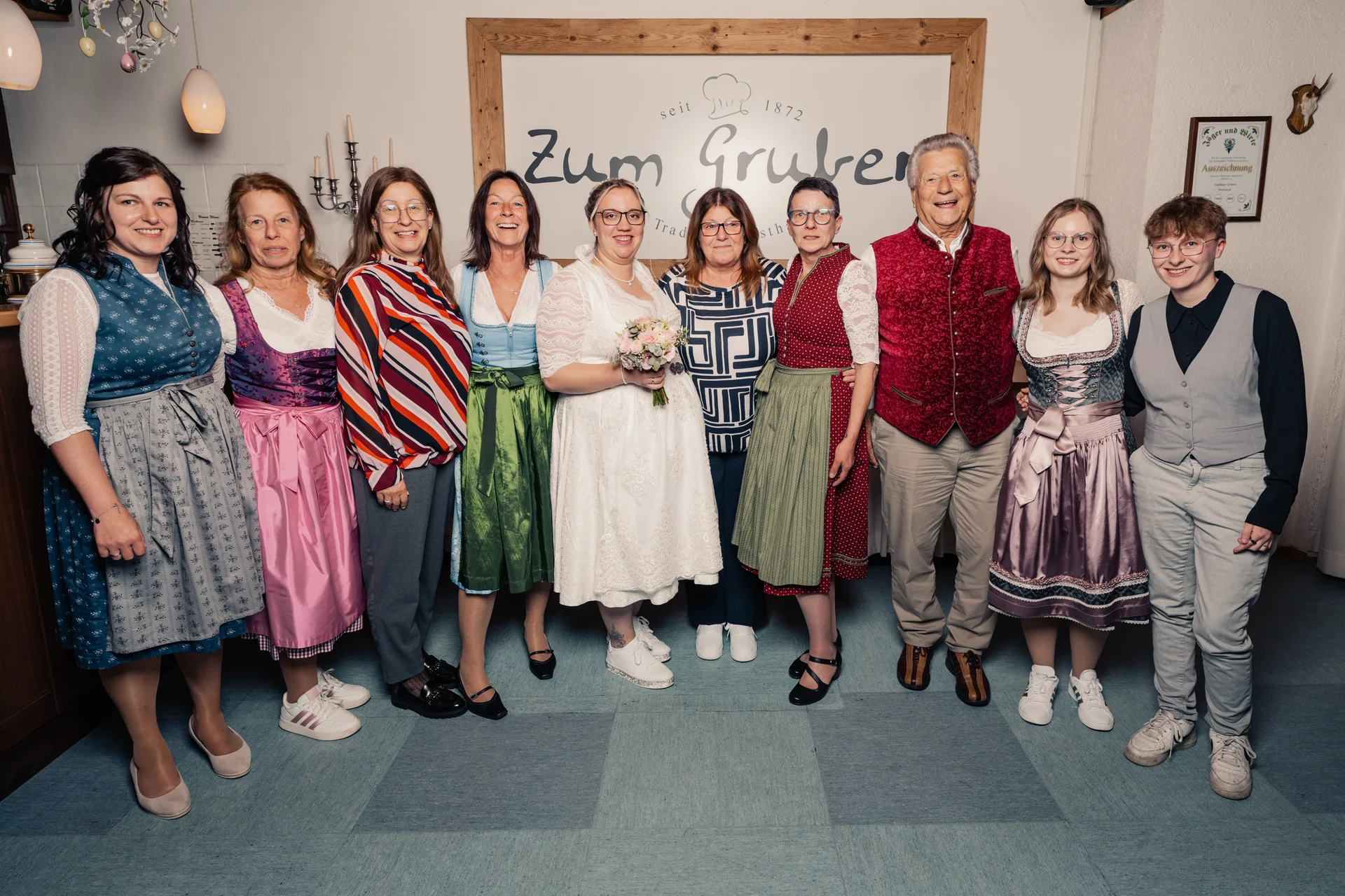 Hochzeit Chiara & Frederik in Bauhütte & Gasthaus Gruber – Hochzeitsreportage von Vincent Würzinger, Bild 37 von 39