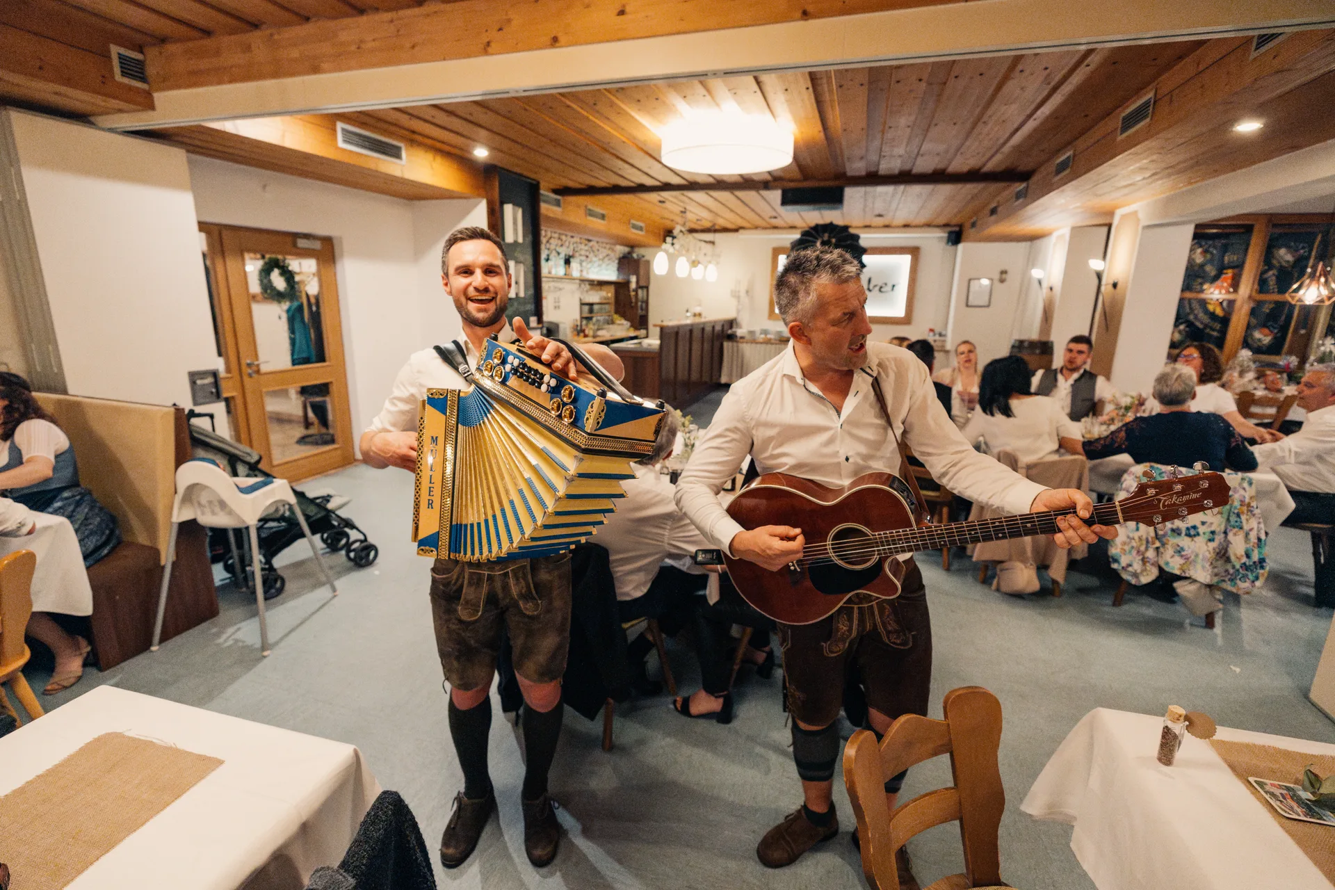Hochzeit Chiara & Frederik in Bauhütte & Gasthaus Gruber – Hochzeitsreportage von Vincent Würzinger, Bild 38 von 39