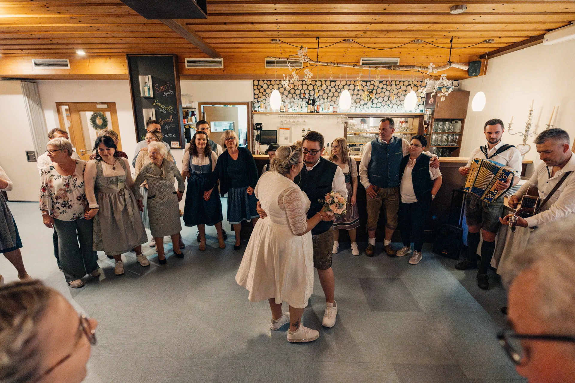 Hochzeit Chiara & Frederik in Bauhütte & Gasthaus Gruber – Hochzeitsreportage von Vincent Würzinger, Bild 39 von 39