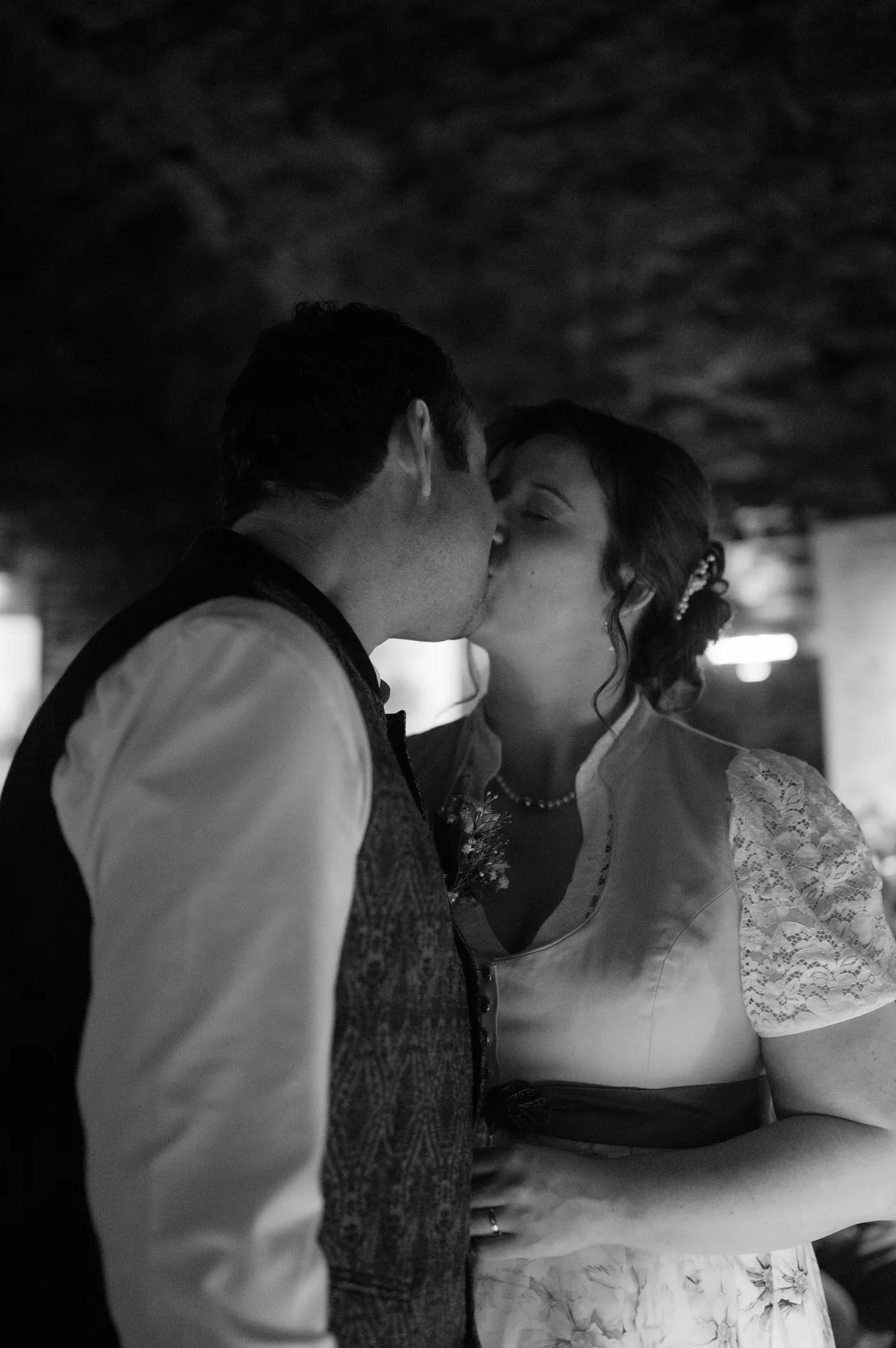 Hochzeit Jessica & Franz in Postkeller Regen & Schmugglerhütte – Hochzeitsreportage von Vincent Würzinger, Bild 2 von 25