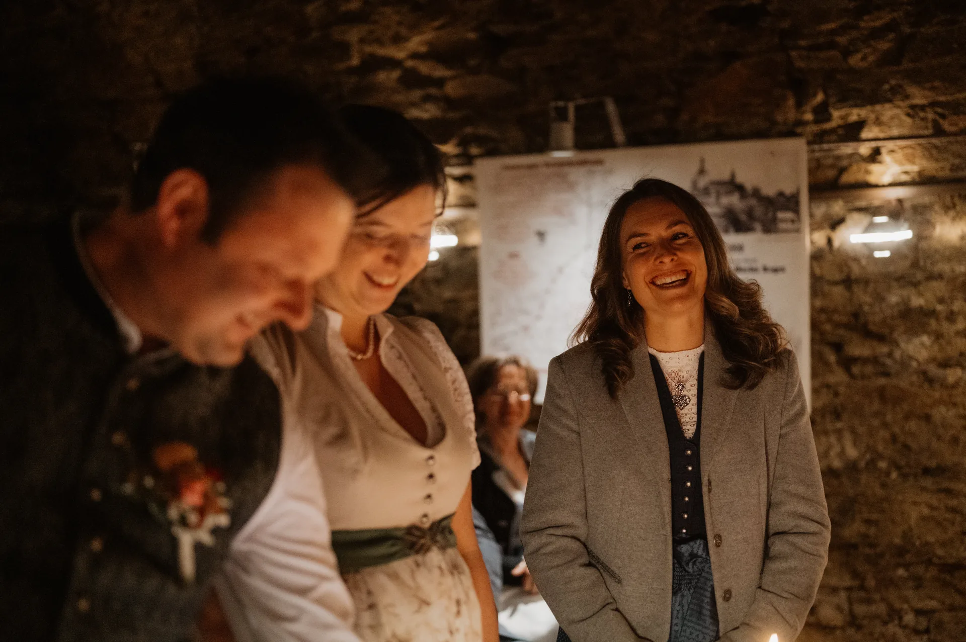 Hochzeit Jessica & Franz in Postkeller Regen & Schmugglerhütte – Hochzeitsreportage von Vincent Würzinger, Bild 3 von 25