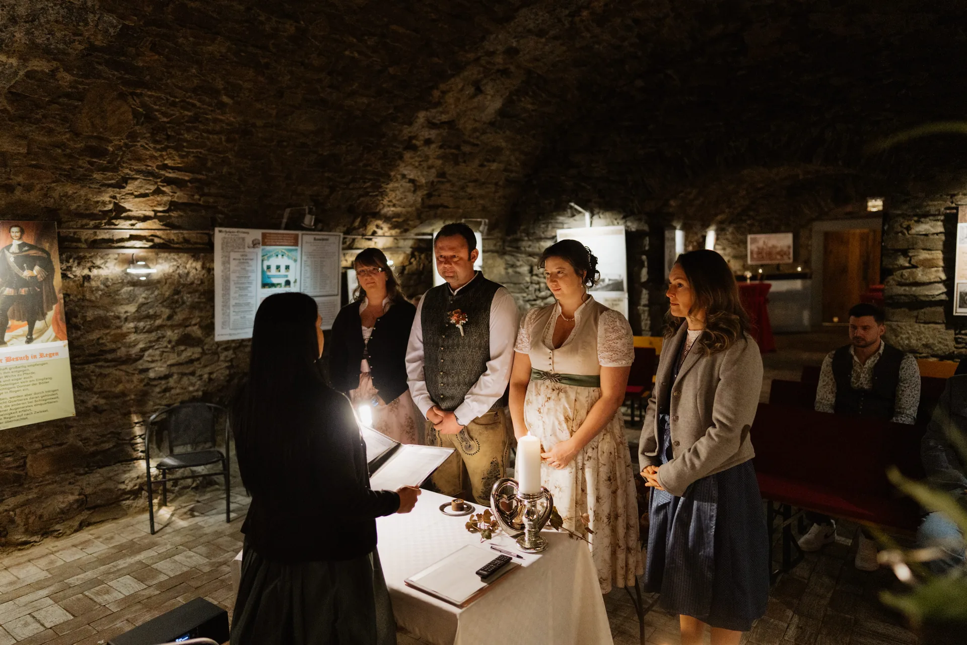 Hochzeit Jessica & Franz in Postkeller Regen & Schmugglerhütte – Hochzeitsreportage von Vincent Würzinger, Bild 4 von 25