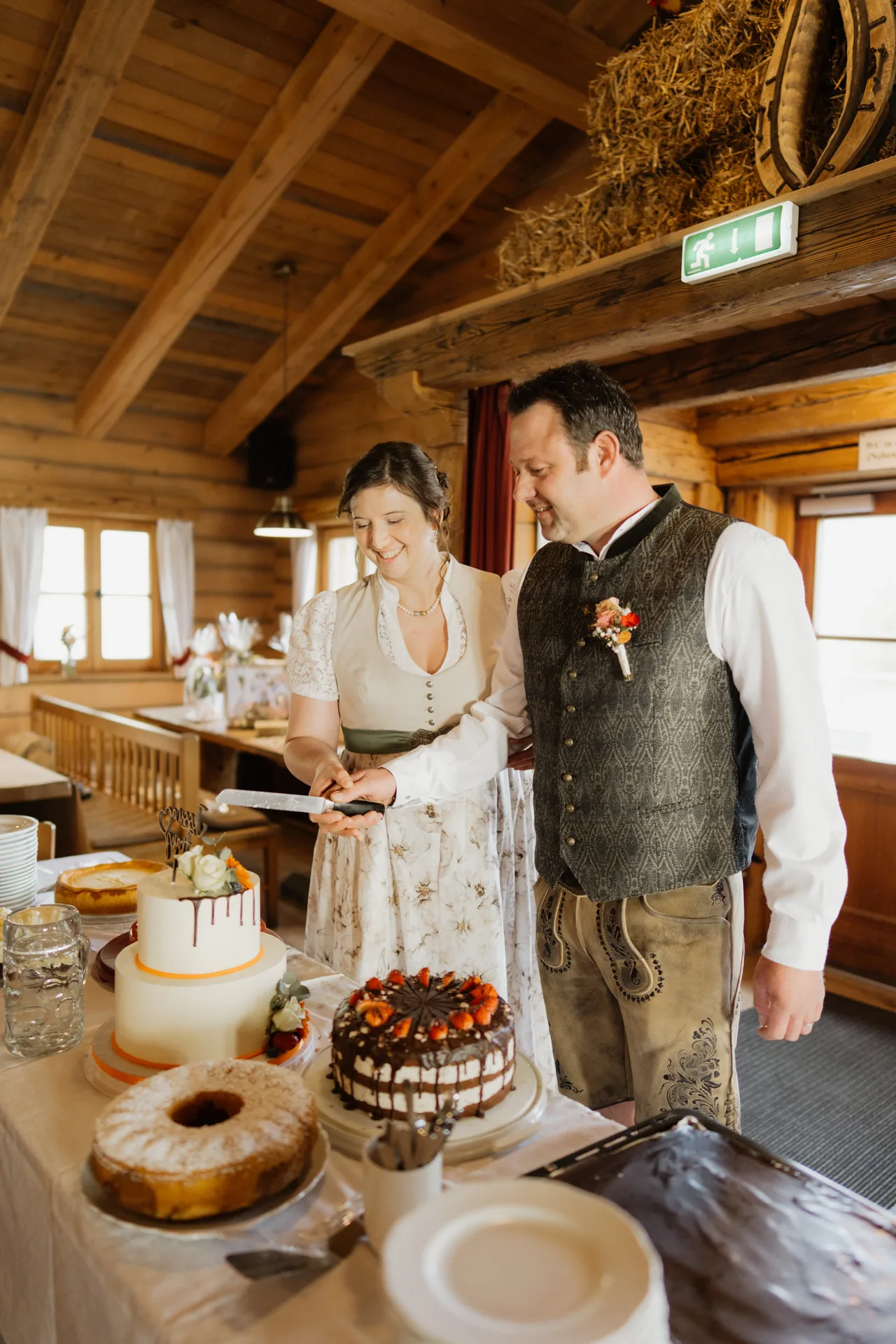 Hochzeit Jessica & Franz in Postkeller Regen & Schmugglerhütte – Hochzeitsreportage von Vincent Würzinger, Bild 23 von 25