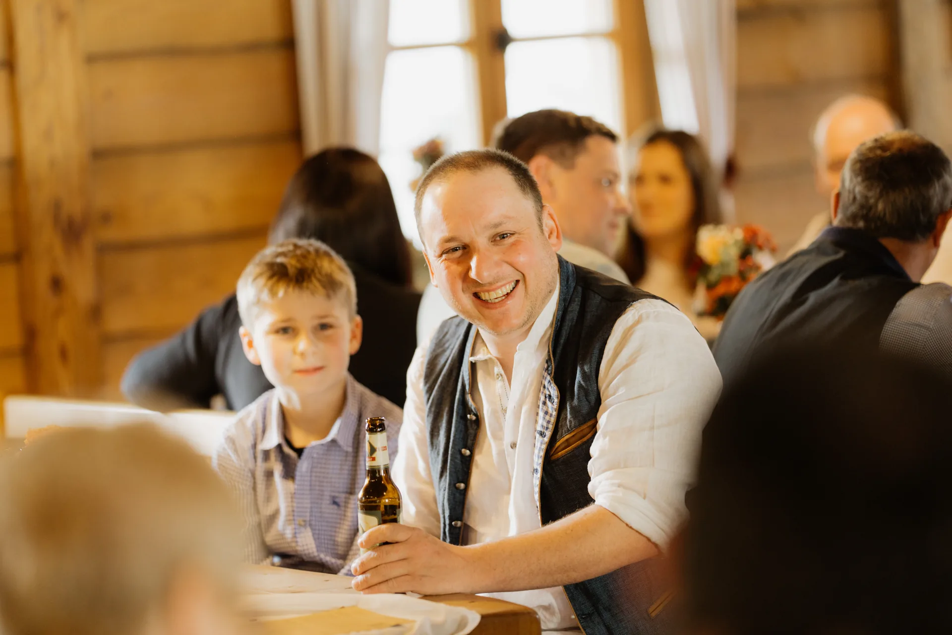 Hochzeit Jessica & Franz in Postkeller Regen & Schmugglerhütte – Hochzeitsreportage von Vincent Würzinger, Bild 24 von 25