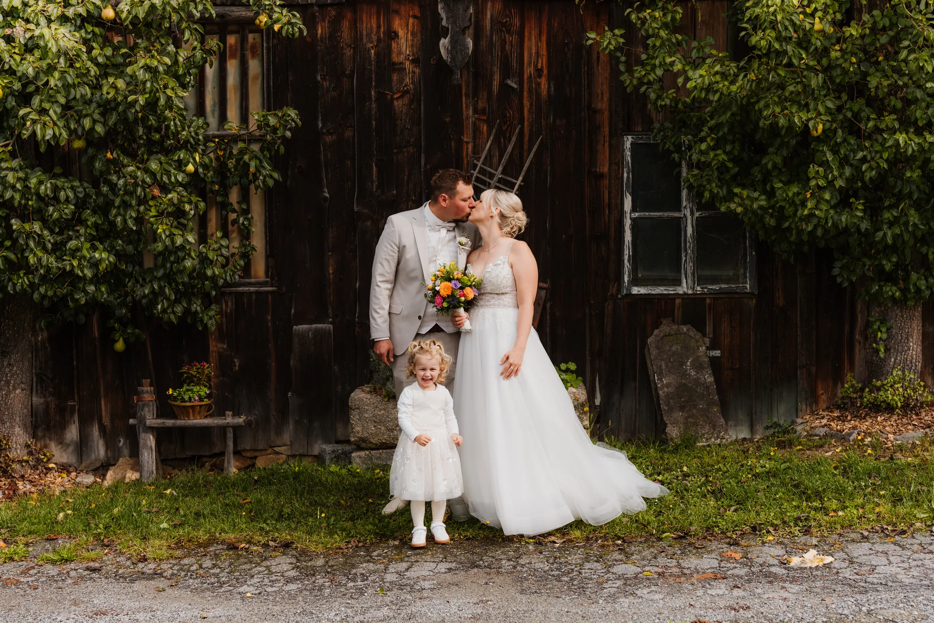 Hochzeit Sabrina & Johannes in Rathaus Ringelai & Wirtshaus Boxleitenmühle – Hochzeitsreportage von Vincent Würzinger, Bild 4 von 42