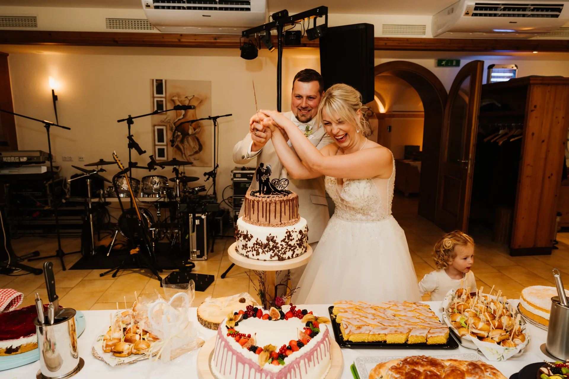 Hochzeit Sabrina & Johannes in Rathaus Ringelai & Wirtshaus Boxleitenmühle – Hochzeitsreportage von Vincent Würzinger, Bild 33 von 42