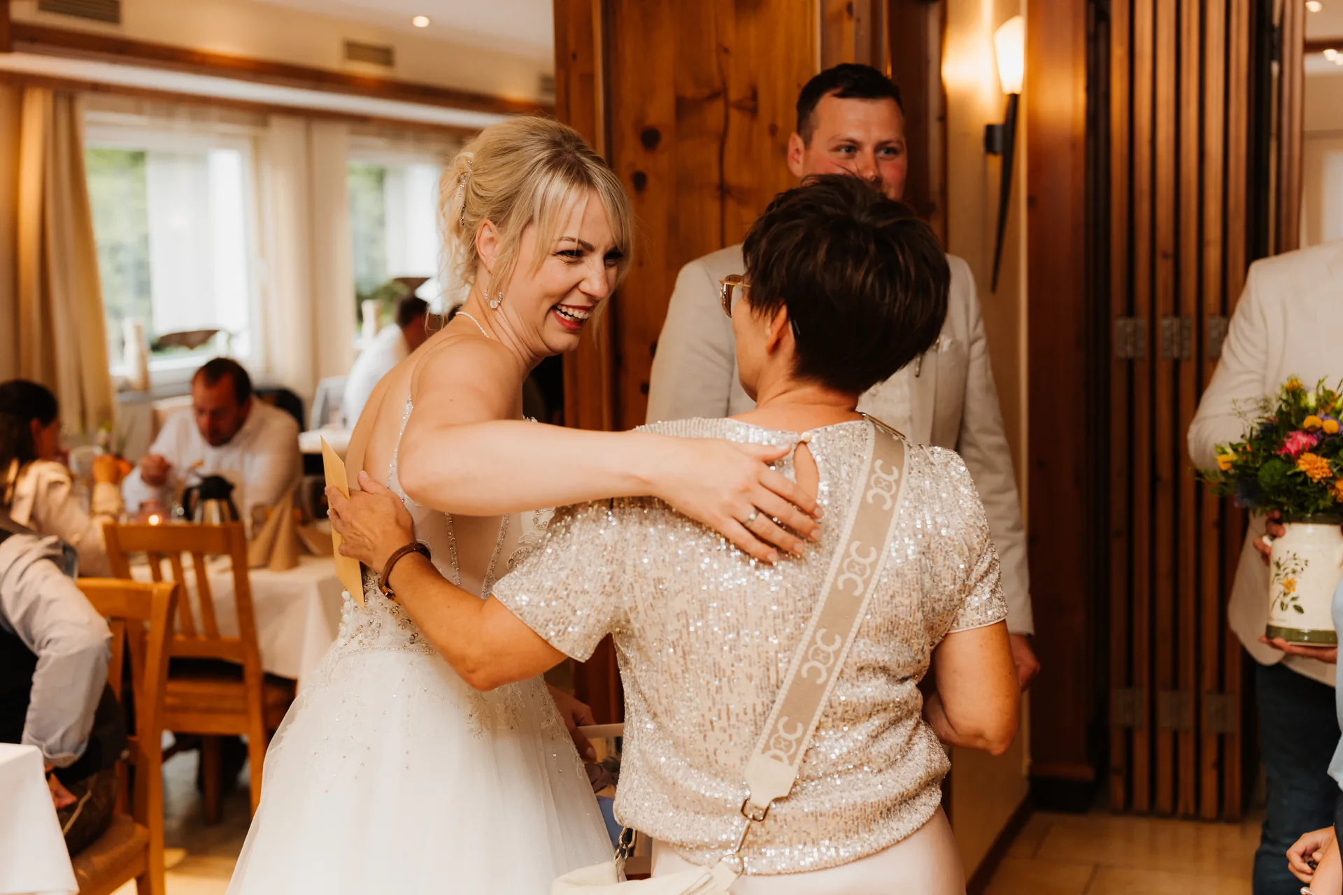 Hochzeit Sabrina & Johannes in Rathaus Ringelai & Wirtshaus Boxleitenmühle – Hochzeitsreportage von Vincent Würzinger, Bild 35 von 42