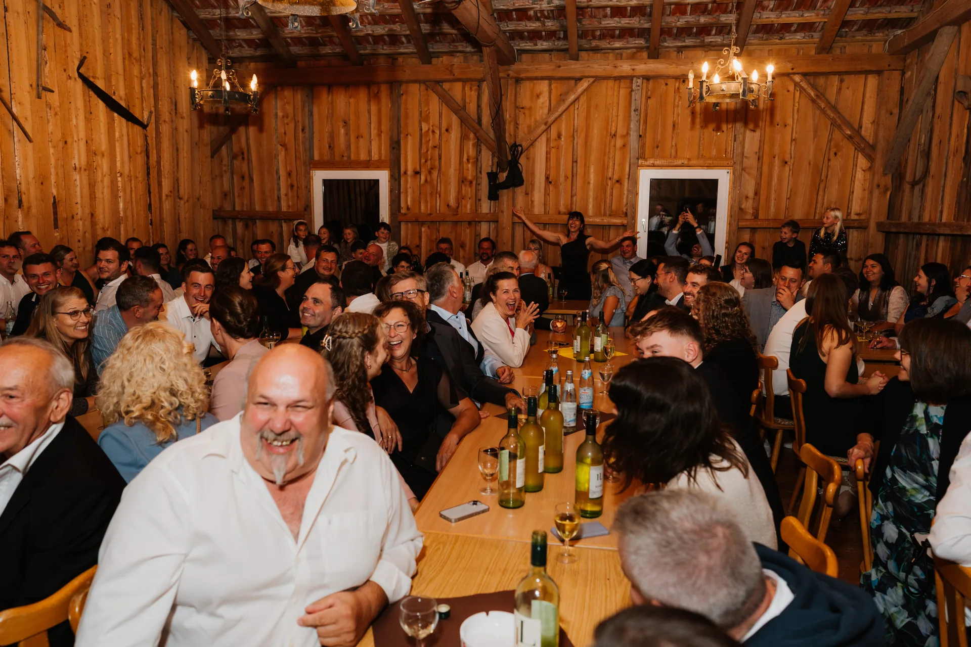Hochzeit Sabrina & Johannes in Rathaus Ringelai & Wirtshaus Boxleitenmühle – Hochzeitsreportage von Vincent Würzinger, Bild 37 von 42