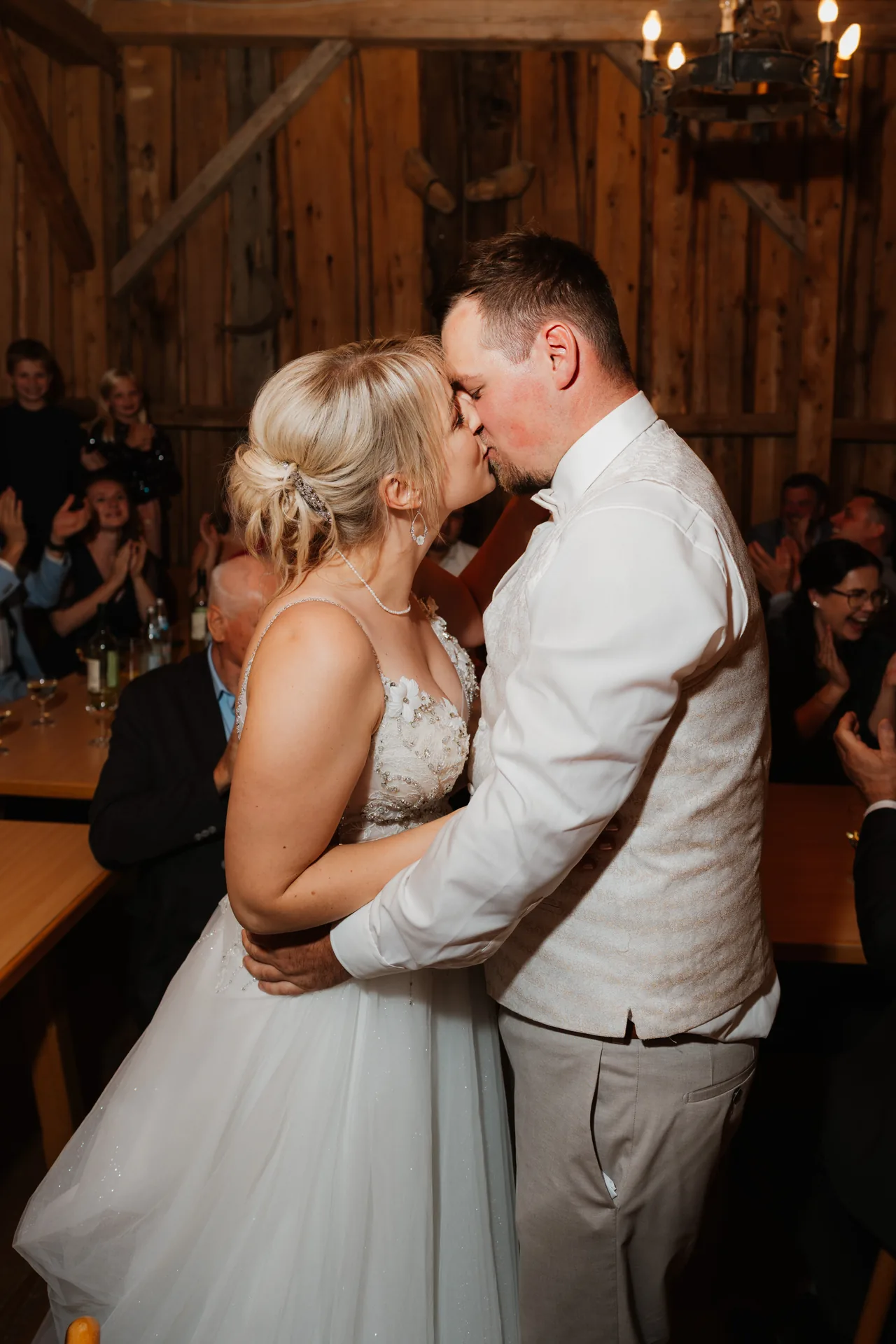 Hochzeit Sabrina & Johannes in Rathaus Ringelai & Wirtshaus Boxleitenmühle – Hochzeitsreportage von Vincent Würzinger, Bild 38 von 42