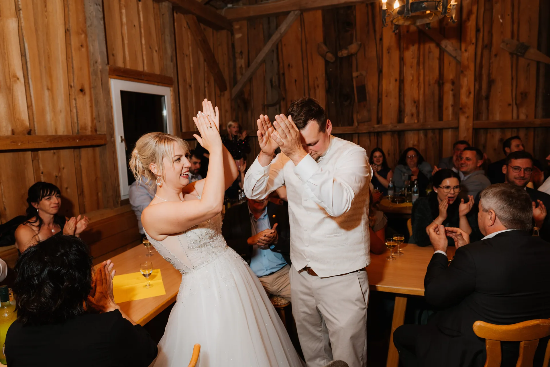 Hochzeit Sabrina & Johannes in Rathaus Ringelai & Wirtshaus Boxleitenmühle – Hochzeitsreportage von Vincent Würzinger, Bild 39 von 42