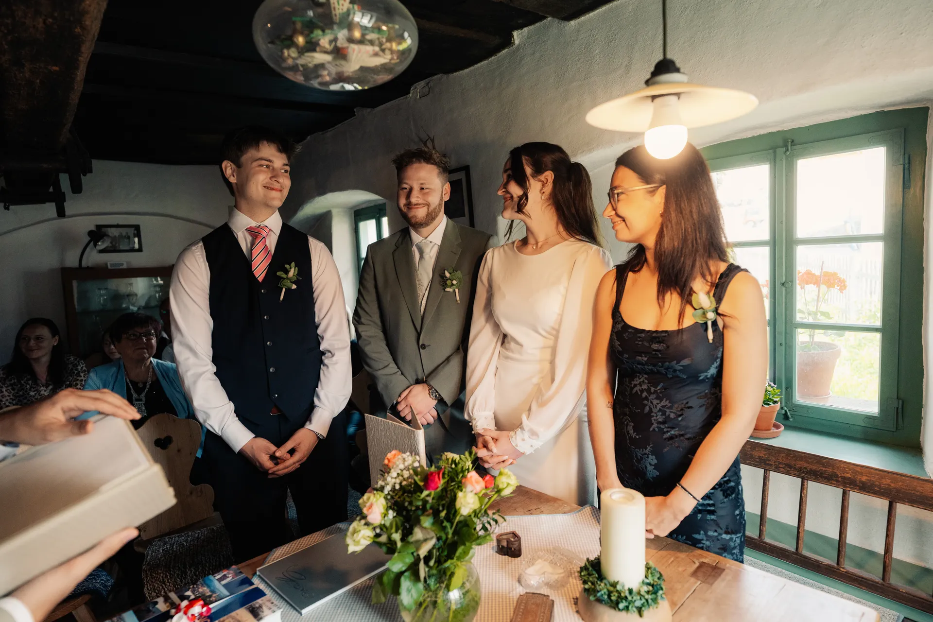 Emotionaler Moment bei der standesamtlichen Trauung – Hochzeitsfotografie Passau