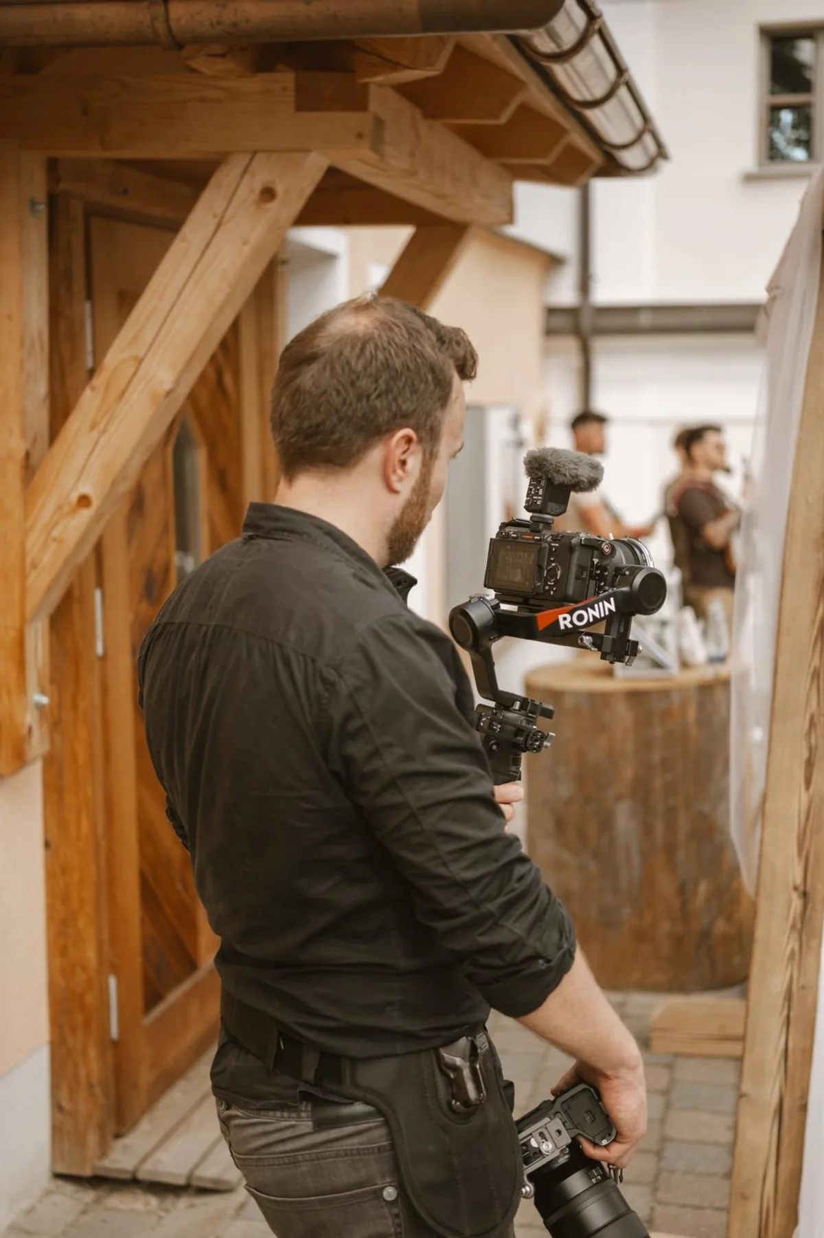 Vincent Würzinger bei der Arbeit als Hochzeitsvideograf